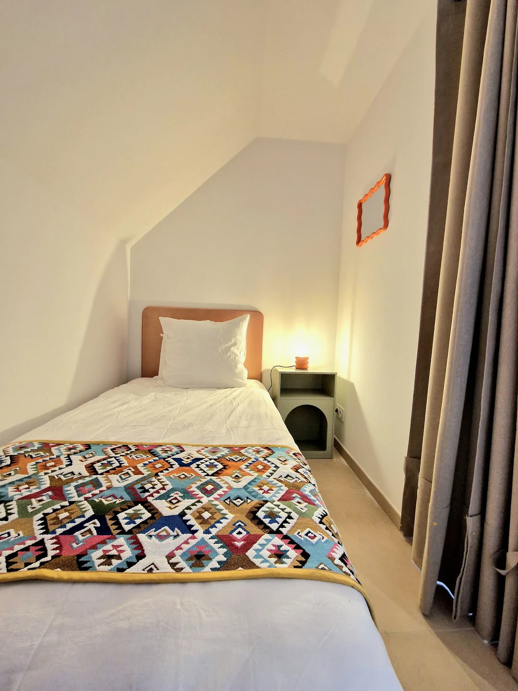 Alcôve privative avec son lit simple