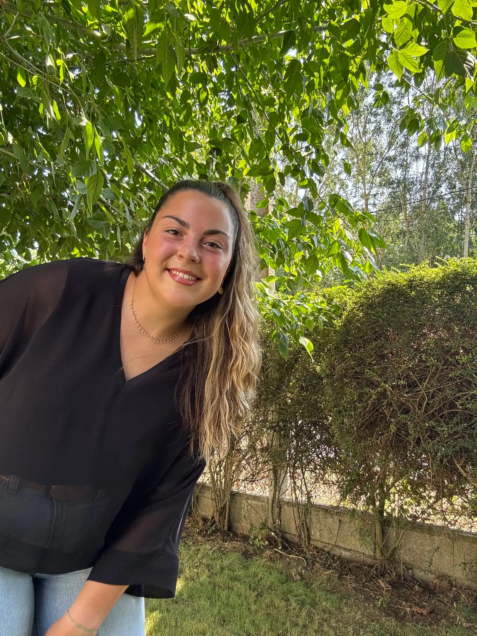 Alicia, l’hôte de la maison de Lyly, dans le jardin