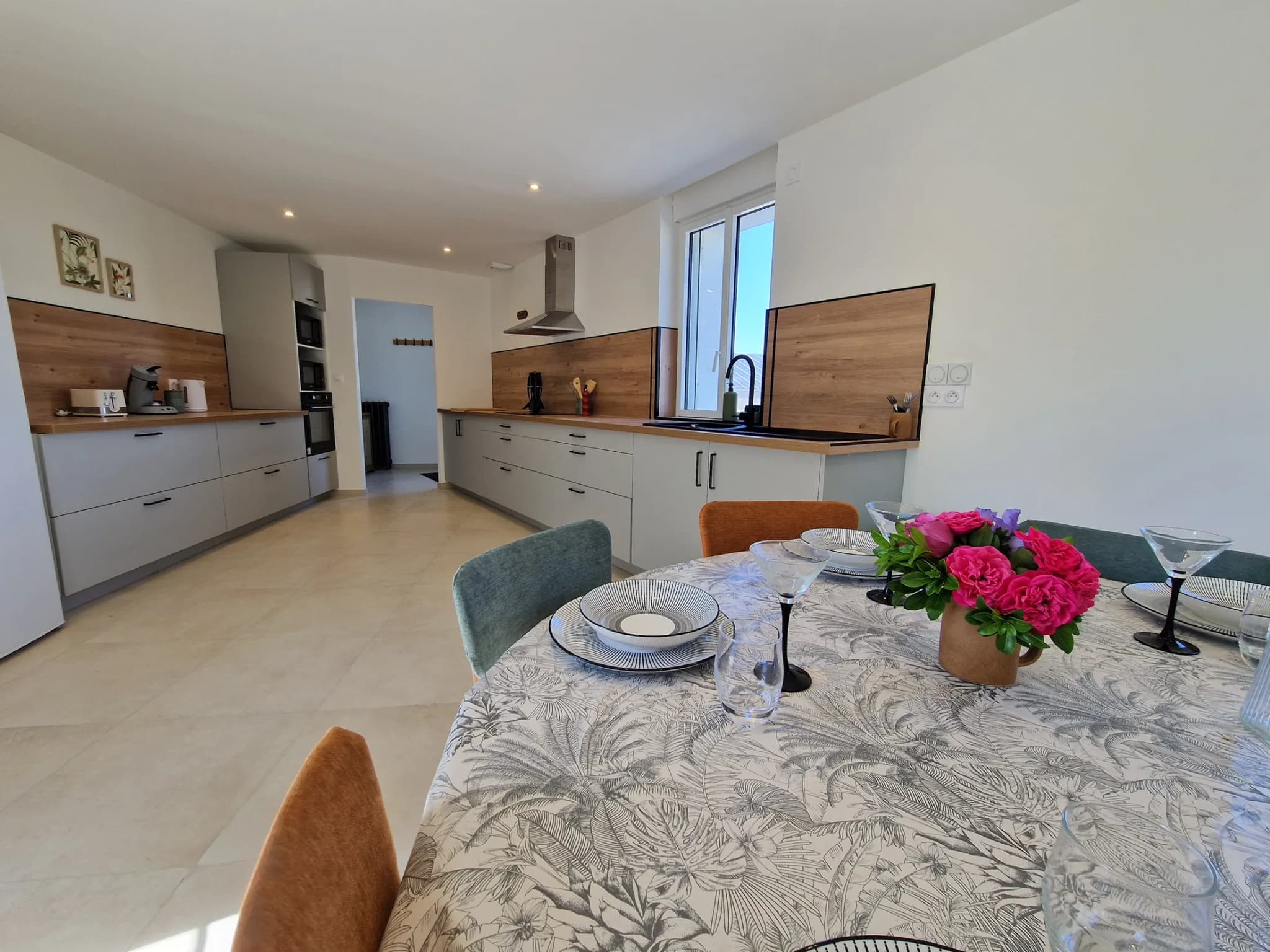 Cuisine équipée et table dressée